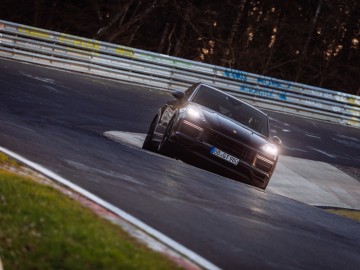 Topowa wersja Porsche Cayenne Turbo Coup&eacute; z rekordem  na N&uuml;rburgringu